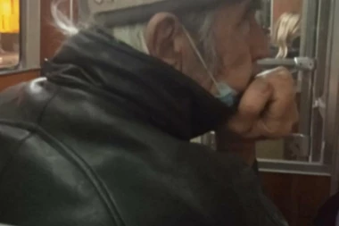 OVOG DEKU ĆE SVI DA UPAMTE! Ušao je u autobus sa ŠAJKAČOM NA KOJOJ PIŠE SAMO JEDNA REČ, a onda je zamišljeno gledao kroz prozor (FOTO)