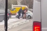 INCIDENT U NIŠU: Go muškarac napravio HAOS, policija ga jedva obuzdala (VIDEO)