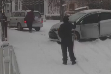 HAOS U KALUĐERICI, ZA DLAKU IZBEGNUTA TRAGEDIJA! Krenuo golim rukama da zaustavi automobil koji je proklizavao na ledu (VIDEO)