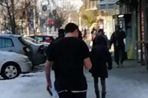 ALAL VERA MAJSTORE, STIŽE UPALA PLUĆA: Svi su se okretali za mladićem u Novom Sadu (FOTO)