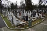 THIS IS POSSIBLE ONLY IN SERBIA! MAY DAY MORNING AT THE CEMETERY: First they lit the barbecue, then they sat on graves and tombstones! (PHOTO)