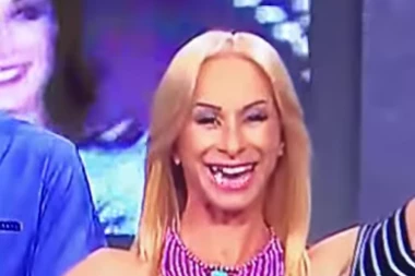 VODITELJKI ISPAO ZUB U SRED EMISIJE! Unezvereno ga tražila po podu! (FOTO)
