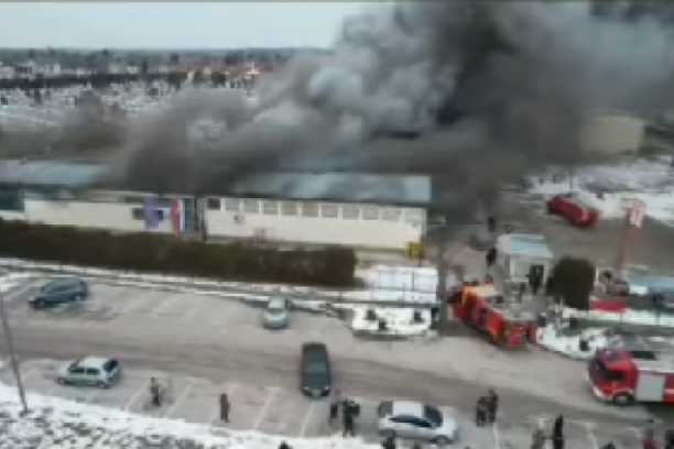 POŽAR U SUBOTICI! Gori prodavnica, vatrogasci se bore sa vatrom (VIDEO)