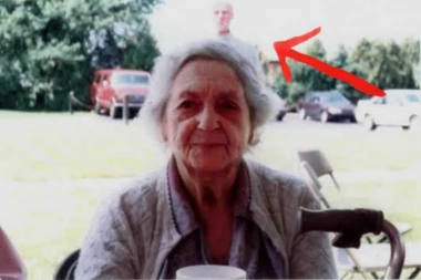 PRIČA OD KOJE SE DIŽE KOSA NA GLAVI: Baka se slikala u staračkom domu, a iza nje je stajao muškarac - FRAPIRAĆETE se kada pročitate ko je ON (FOTO)