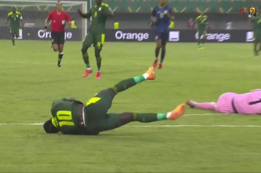 MANE I SA POTRESOM MOZGA TRESE MREŽE! Senegalu bila potrebna DVA IGRAČA VIŠE za pobedu! (VIDEO)