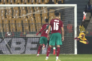 BOMBA SA ČETRDESET METARA I LEPOTICA HAKIMIJA! Maroko kroz iglene uši u četvrtfinalu! (VIDEO)