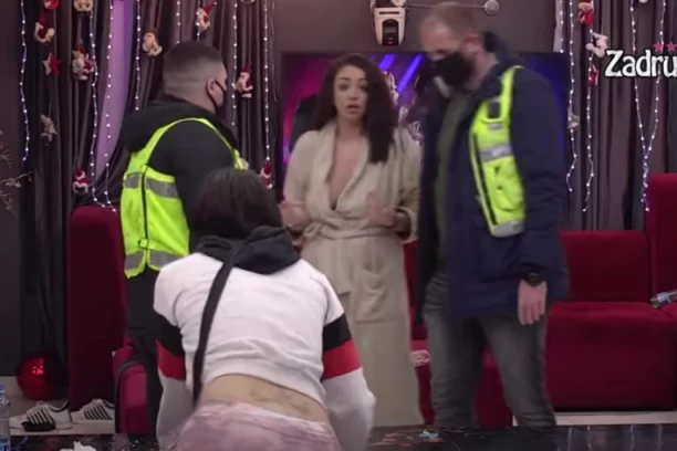 BRUTALNE PRETNJE I UVREDE NE PRESTAJU! Osmakčić i Viki nastavili sa JEZIVIM NAPADIMA na Anu Spasojević: GLAVU ĆU DA TI OTVORIM! (VIDEO)