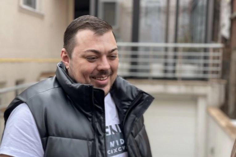 SKANDAL! Sloba Vasić izbačen iz aviona, reagovala POLICIJA!