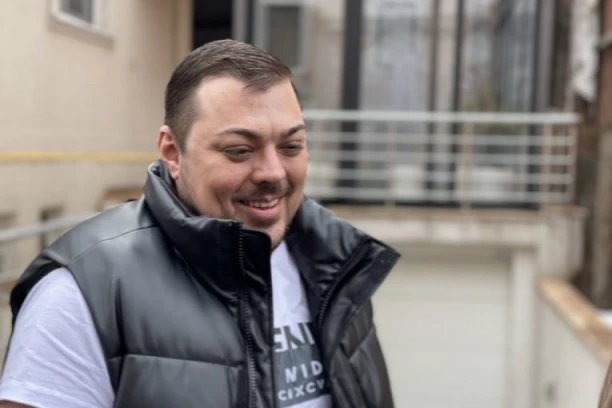 SKANDAL! Sloba Vasić izbačen iz aviona, reagovala POLICIJA!