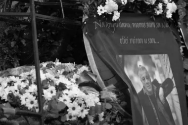 SUZE, BOL I TUGA! Aki Rahimovski ispraćen na VEČNI POČINAK uz zvuke omiljenih pesama! (VIDEO)