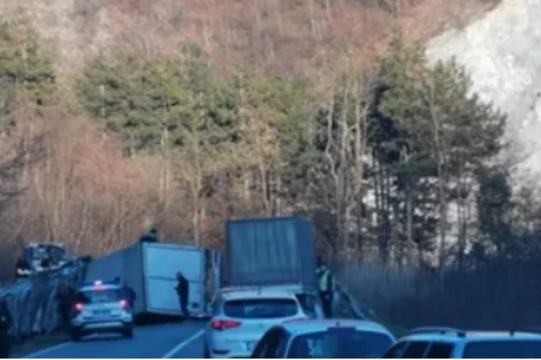 VATROGASCI IZVLAČILI TEŠKO POVREĐENOG VOZAČA IZ KABINE! Prevrnuo se kamion kod Nove Varoši! (VIDEO)