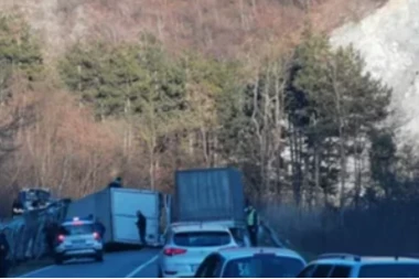 VATROGASCI IZVLAČILI TEŠKO POVREĐENOG VOZAČA IZ KABINE! Prevrnuo se kamion kod Nove Varoši! (VIDEO)