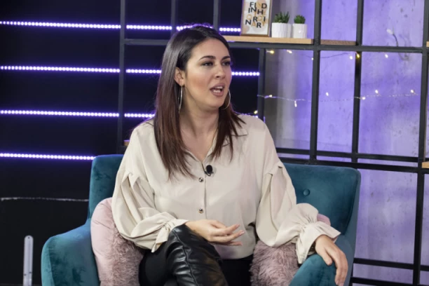 BIVŠU ZADRUGARKU NAPALI U SLOVENIJI: Devojka je UHVATILA ZA GLAVU i poljubila pred svima!