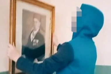 SNIMAK KOJI JE ŠOKIRAO SRBIJU! Đak skinuo sliku Vuka Karadžića sa zida, pa pokazao njenu POZADINU (VIDEO)