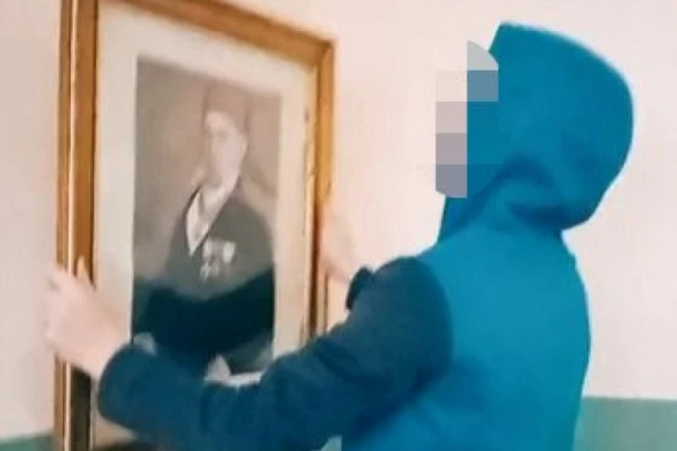 SNIMAK KOJI JE ŠOKIRAO SRBIJU! Đak skinuo sliku Vuka Karadžića sa zida, pa pokazao njenu POZADINU (VIDEO)