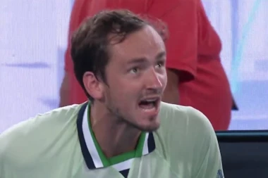MEDVEDEV URLAO NA SUDIJU: "Ti si MALA MACA, jesi li GLUP? GLEDAJ ME DOK TI PRIČAM!" (VIDEO)