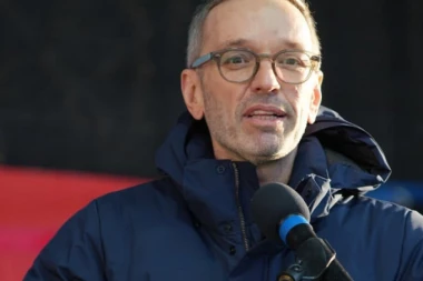 KOSOVO NIJE SUVERENA, VEĆ NEUSPELA DRŽAVA, A SRBI SU ODUVEK VEZANI ZA SUDBINU AUSTRIJE! Snažne reči odjekuju iz Beča, političar koji je predvodio proteste, ima važnu poruku!