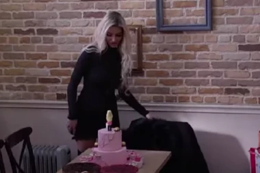 ALEKS SLOMLJENA NA ROĐENDAN, NE KRIJE RAZOČARENJE! Ostala bez svake podrške, svi je se ODREKLI? (VIDEO)