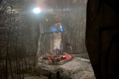 JEZIVA SCENA U AMERIČKOM GRADU: Srušio se most u Pitsburgu, u okolini se oseća miris gasa (FOTO)
