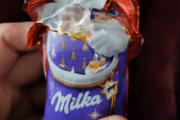SKANDAL! EVO ŠTA DECA DOBIJAJU U POKLONIMA: Čokoladica u obliku Deda Mraza, ali kad se otpakuje - UŽAS! (FOTO)