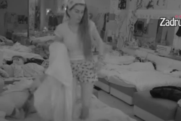 FILIP CAR ISTERAO DALILU IZ KREVETA! Nakon ŽESTOKE SVAĐE Dragojevićka se žalila cimerima: Ponaša se kao da sam mu IGRAČKA! (VIDEO)