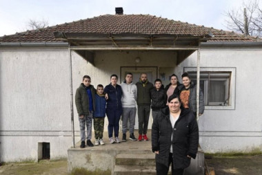 VESIĆ POSETIO PORODICU JELIĆ U SURČINU: Gradska Fondacija donira montažnu kuću (FOTO)