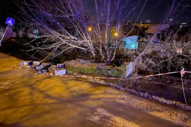 HAVARIJA NA ZVEZDARI! Pukla vodovodna cev, obrušila se zidana ograda