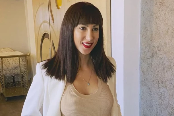 Nadežda sve izazovnija: OGROMNE GRUDI zamalo da EKSPLODIRAJU iz korseta, a Toma je snima! (FOTO)