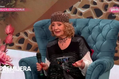 LEPA LUKIĆ DOBILA NEPRISTOJNU PONUDU U SRED EMISIJE: Pevačici muzičar izjavio LJUBAV, ona ga odmah ODUVALA! (FOTO)