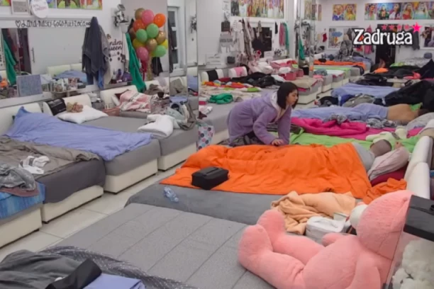 MILICA NE ODUSTAJE OD MENSURA: Zadrugarka UPORNA, grlila ga i molila da ustane! (VIDEO)