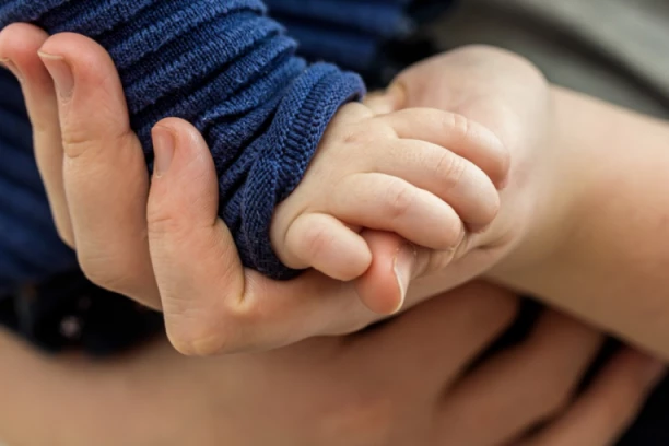 MILA HTELA DA SE UBIJE ZBOG BOLESTI SINA: Novosađanki preminuo dete, ali u trenutku kada je htela da skoči u SMRT, stigla je PORUKA zbog koje se PREDOMISLILA!