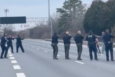 AMERIKANCI POTPUNO ODLEPILI: 9 policajaca bukvalno streljalo čoveka nasred auto-puta (VIDEO)