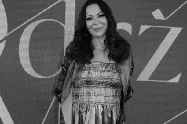 VELIKI BROJ POZNATIH OPRAŠTA SE OD KSENIJE VUČIĆ! Karleuša zavijena u crno, Goca Šaulić RONI SUZE! (FOTO/VIDEO)