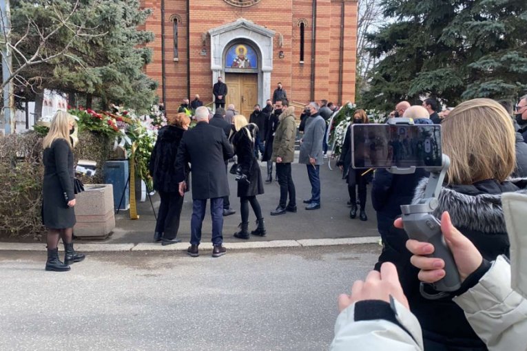 Ljudi se okupljaju na Novom groblju