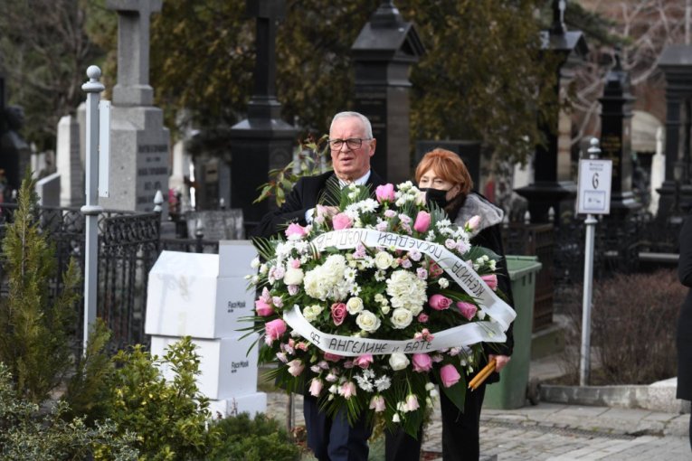 Anđelko Vučić nosi venac na sahranu Ksenije Vučić