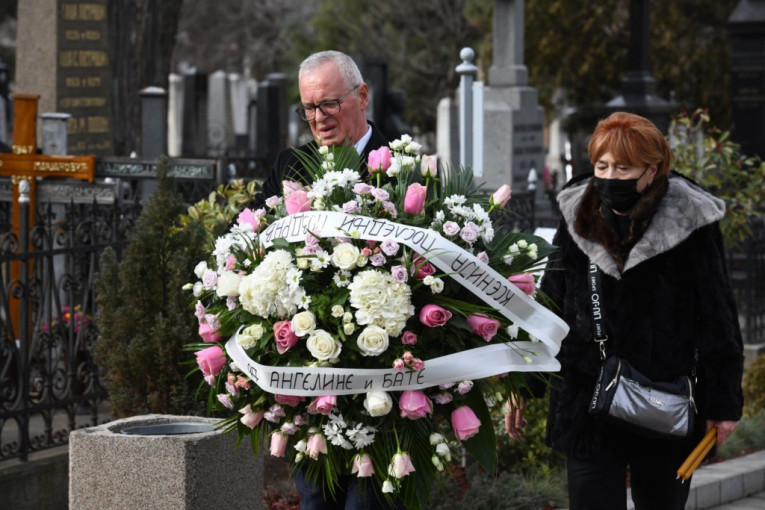 Roditelji predsednika Srbije stigli na Novo groblje
