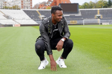 GROBARIMA SE PREVRĆE ŽELUDAC: Bajbek POTPISAO i VRAĆA se!