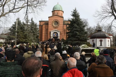 POTRESNA BESEDA PATRIJARHA PORFIRIJA, MUK NA NOVOM GROBLJU: Poslednji oproštaj od Ksenije Vučić! (VIDEO)