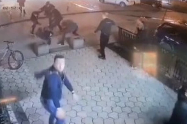 (UZNEMIRUJUĆI VIDEO) SNIMAK TUČE U NOVOM SADU: Sevale pesnice, štangle, umešale se i DEVOJKE