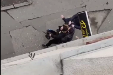 KAKVA BITANGA! Muškarac nasred ulice u Zemunu napada (bivšu) ženu dok ona DRŽI DETE za ruku! DVOJICA MUŠKARACA JE ODBRANILA! (VIDEO)