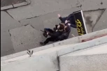 KAKVA BITANGA! Muškarac nasred ulice u Zemunu napada (bivšu) ženu dok ona DRŽI DETE za ruku! DVOJICA MUŠKARACA JE ODBRANILA! (VIDEO)
