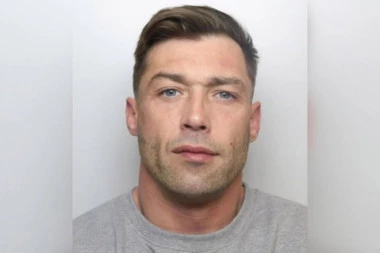 ŽENE POLUDELE ZA NOVIM ZGODNIM PRESTUPNIKOM: Mnogi ga upoređuju sa Džeremijem Miksom, njegova policijska fotografija sakupila je više od 8.000 komentara! (FOTO)