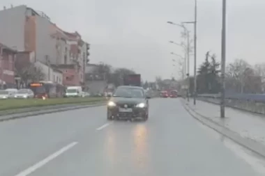 LUDAČKA VOŽNJA NA KARABURMI! Vozio u rikverc u punom gasu - iz čista mira krenuo da se bahati (VIDEO)