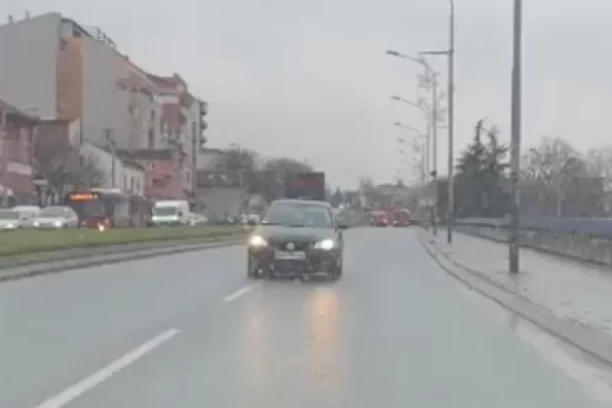 LUDAČKA VOŽNJA NA KARABURMI! Vozio u rikverc u punom gasu - iz čista mira krenuo da se bahati (VIDEO)