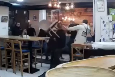 TUČA U NOVOM PAZARU: Sevale pesnice i letele stolice, krv na sve strane (VIDEO)