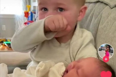 KRV NIJE VODA! OVO JE NEŠTO NAJLEPŠE ŠTO ĆETE VIDETI DANAS: Pogledajte koliko je jaka emocija između dva mala brata! (VIDEO)