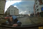 PRVO SE BACA PRED VOZILO, A ONDA NA HAUBU! Muškarac pokušava da iscenira saobraćajnu nesreću! ŠOKANTAN PRIZOR U NOVOM SADU! (VIDEO)