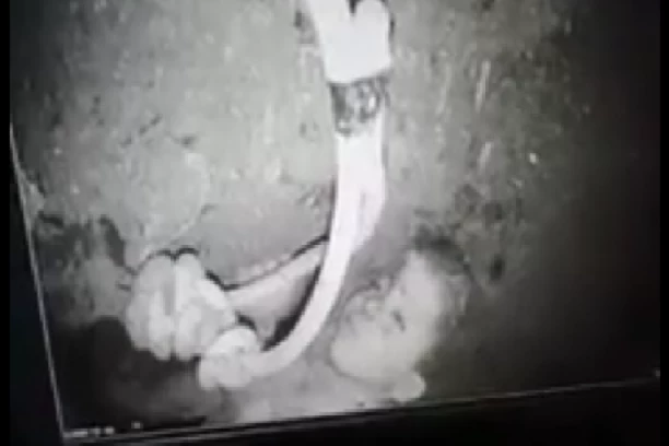 MALI RAJAN (5) JOŠ NA DNU BUNARA! Objavljen snimak njegove grčevite borbe za život na 32 metra ispod zemlje! HILJADE LJUDI PRATE NEZAPAMĆENU AKCIJU SPASAVANJA!  (UZNEMIRUJUĆI VIDEO)