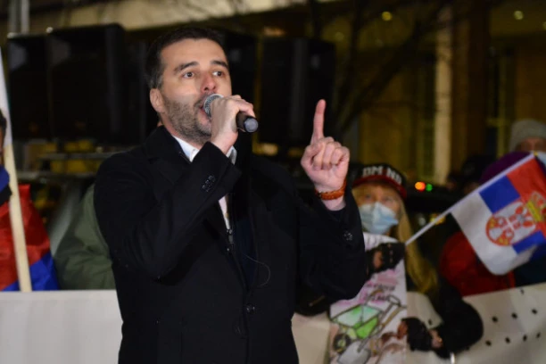 SAVO DOBIO 130.000E OD NEMACA, HOLANĐANA I AMERA: Otkrili smo ko stoji iza Manojlovića i "Kreni promeni"