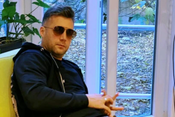 SRPSKI PEVAČ SA MAJKOM I SESTROM ZAVRŠIO U ZATVORU: Jezive scene HAPŠENJA ga proganjaju, rođak otkrio sve detalje! (FOTO)